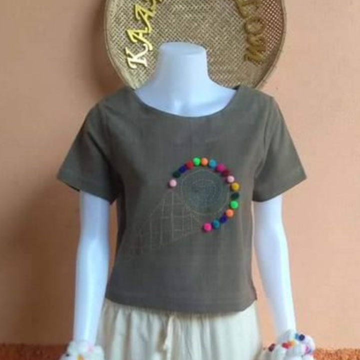 เสื้อคอกลมปักลวดลาย